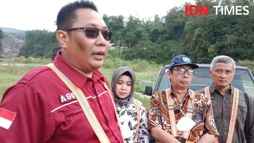 Kabid Minerba Dinas ESDM Jateng Agus Sugiarto saat sidak bersama jajarannya ke tambang ilegal Desa Kemiren Srumbung. (IDN Times/Fariz Fardianto)