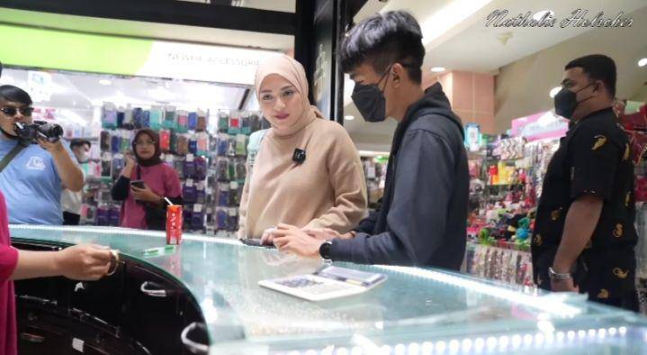 potret Nathalie Holscher belikan emas untuk Tiko dan ibunya (youtube.com/Nathalie Holscher)