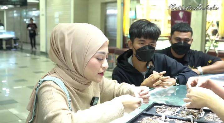 potret Nathalie Holscher belikan emas untuk Tiko dan ibunya (youtube.com/Nathalie Holscher)