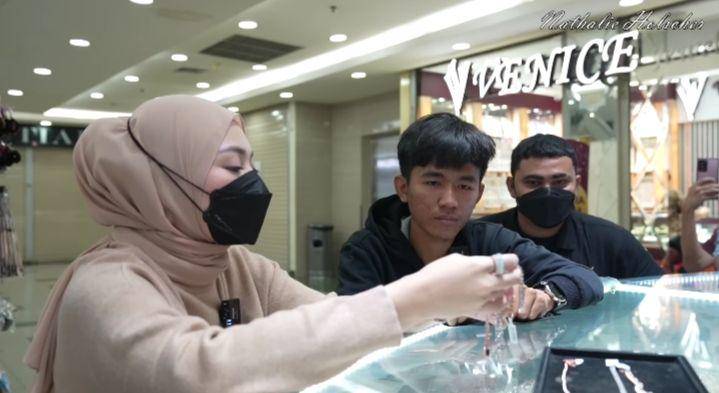 potret Nathalie Holscher belikan emas untuk Tiko dan ibunya (youtube.com/Nathalie Holscher)