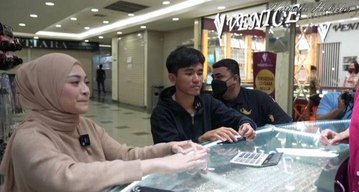 potret Nathalie Holscher belikan emas untuk Tiko dan ibunya (youtube.com/Nathalie Holscher)