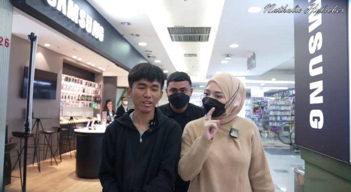 potret Nathalie Holscher belikan emas untuk Tiko dan ibunya (youtube.com/Nathalie Holscher)