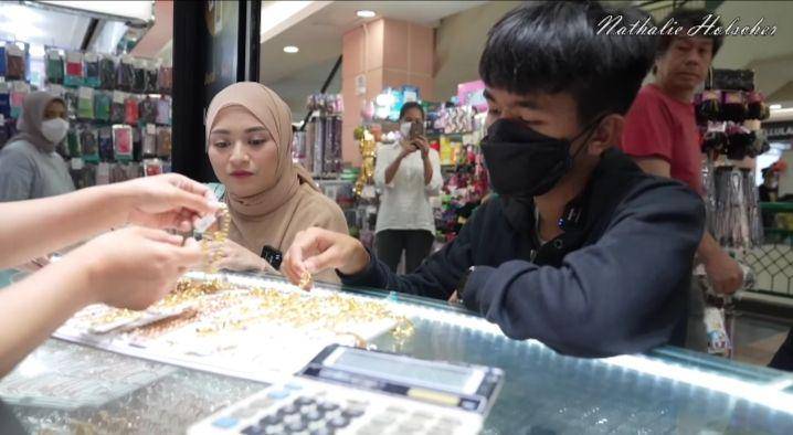 potret Nathalie Holscher belikan emas untuk Tiko dan ibunya (youtube.com/Nathalie Holscher)