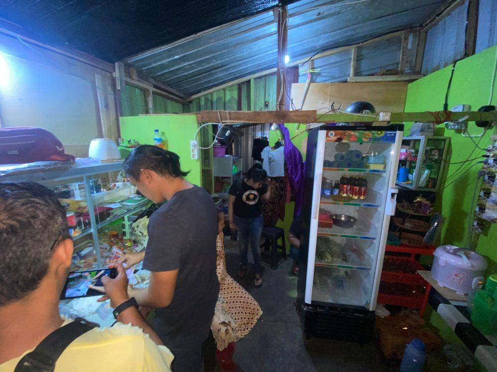 Warung kopi yang dijadikan tempat transaksi narkoba seorang emak-emak bersama temannya di Bertais Kecamatan Sandubaya Kota Mataram. (dok. Polresta Mataram)