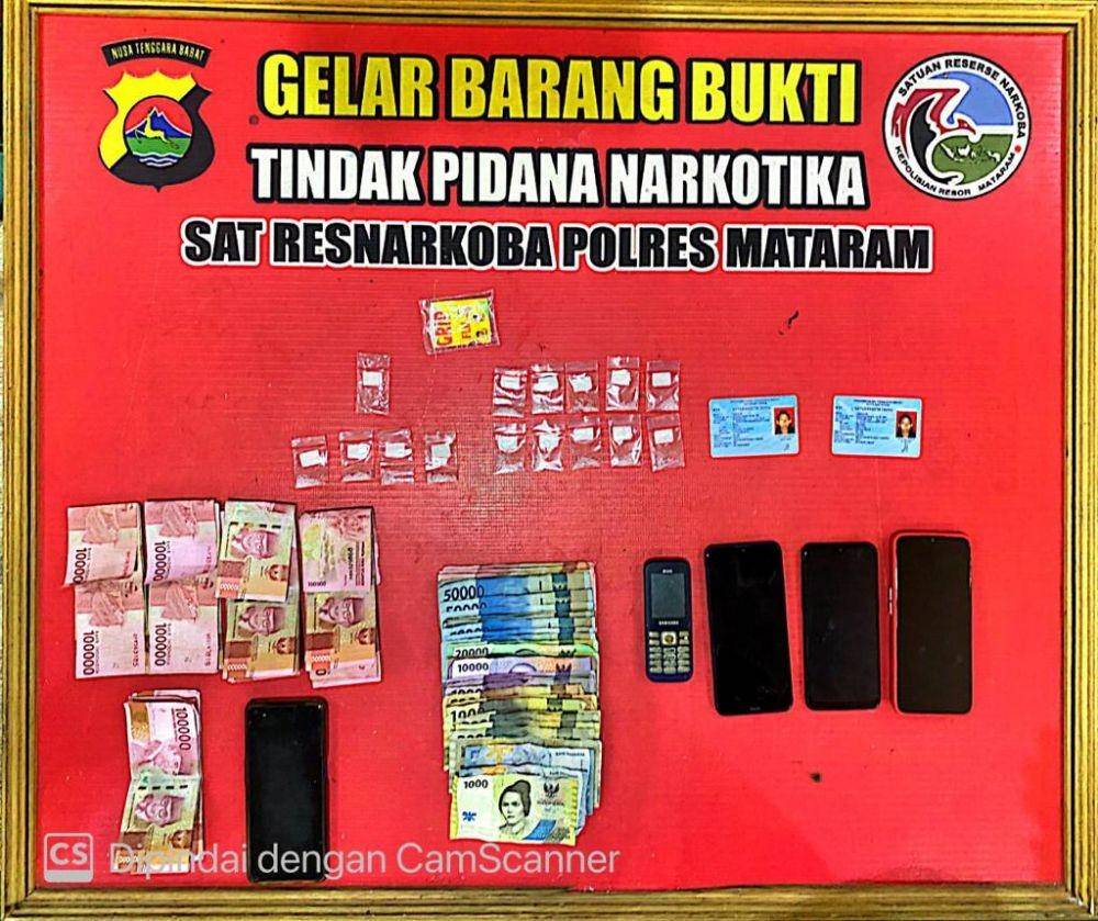 Barang bukti uang tunai, sabu dan HP yang diamankan dari kedua pelaku. (dok. Polresta Mataram)