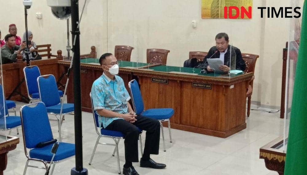 Andi Desfiandi, terdakwa penyuap Rektor Unila menjalani sidang replik di PN Tipikor Tanjungkarang, Rabu (11/1/2023). (IDN Times/Tama Yudha Wiguna).