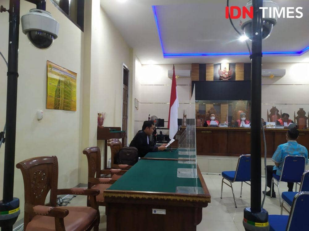 Andi Desfiandi, terdakwa penyuap Rektor Unila menjalani sidang replik di PN Tipikor Tanjungkarang, Rabu (11/1/2023). (IDN Times/Tama Yudha Wiguna).