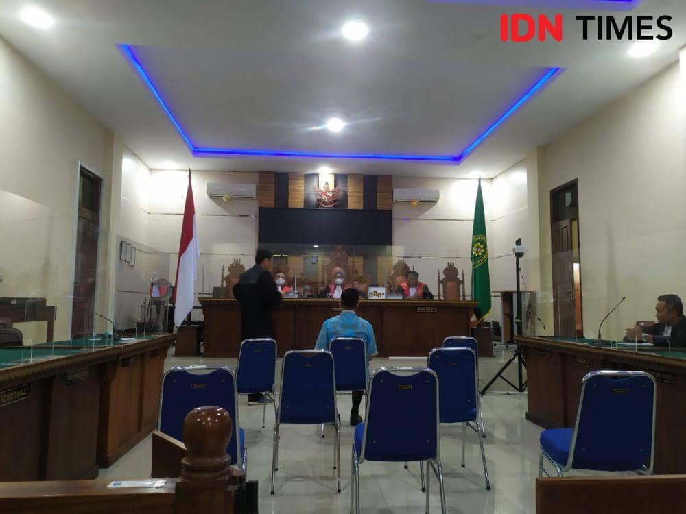 Andi Desfiandi, terdakwa penyuap Rektor Unila menjalani sidang replik di PN Tipikor Tanjungkarang, Rabu (11/1/2023). (IDN Times/Tama Yudha Wiguna).