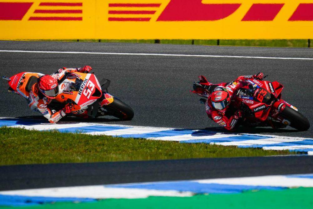 Marc Marquez dan Francesco Bagnaia balapan saat pekan balap GP Australia 2022. (motogp.com)