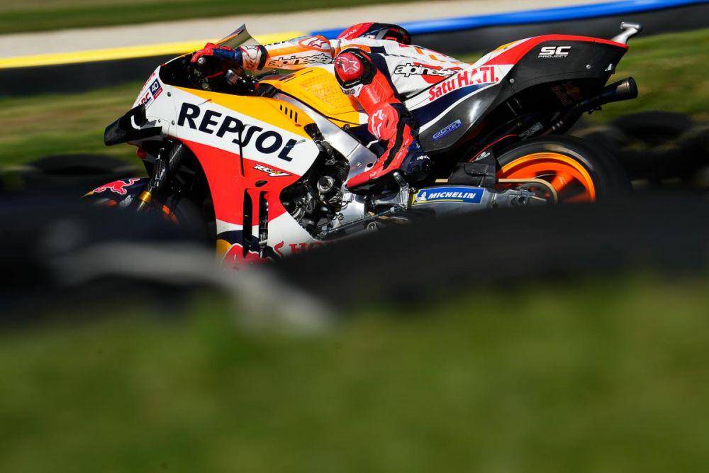 Marc Marquez memacu motor saat pekan balap GP Australia 2022. (motogp.com)