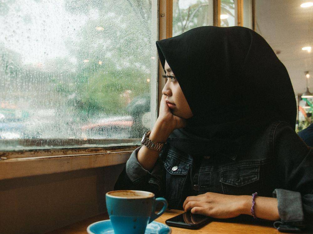 Ilustrasi wanita berhijab merenung (unsplash.com/muhammad ruqi yaddin)