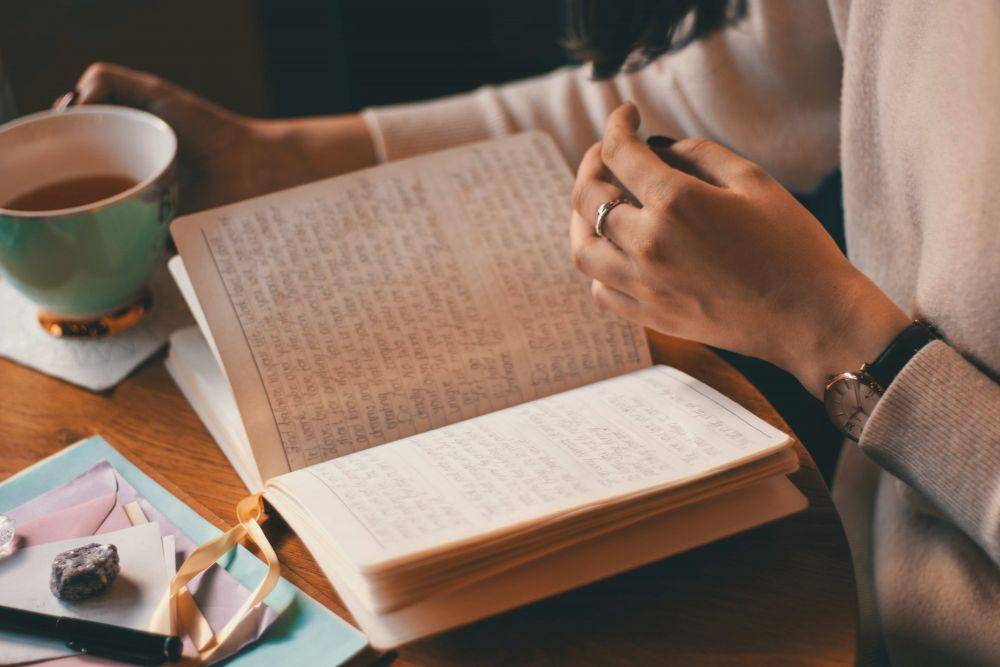 ilustrasi menulis jurnal atau journaling (pexels.com/Alinavilchenko)