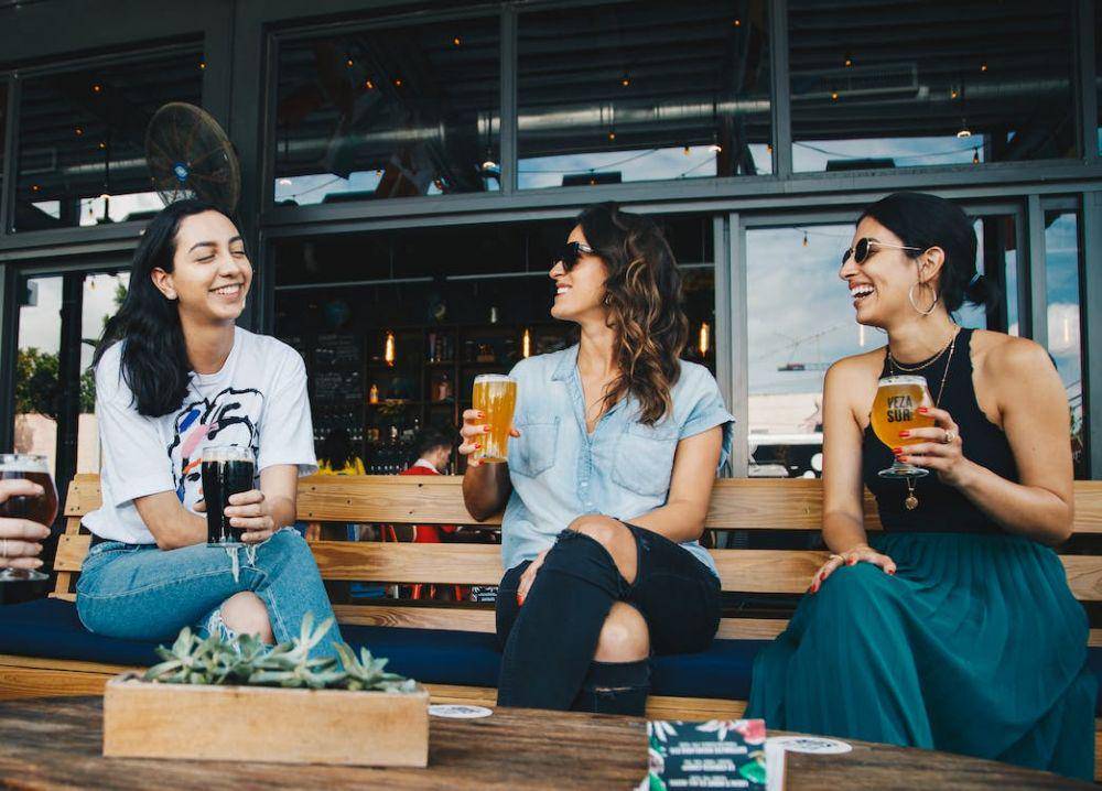 ilustrasi mengobrol bersama teman (pexels.com/ELEVATE)
