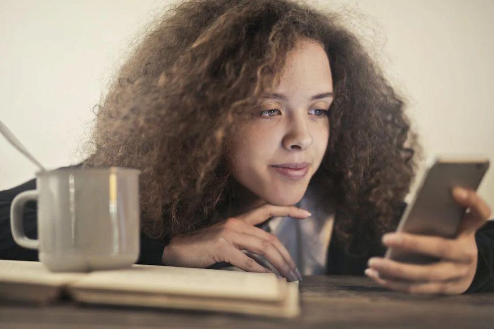 Gebetan Gak Bales Chat? Ini Bisa Kamu Lakuin agar Gak Overthinking