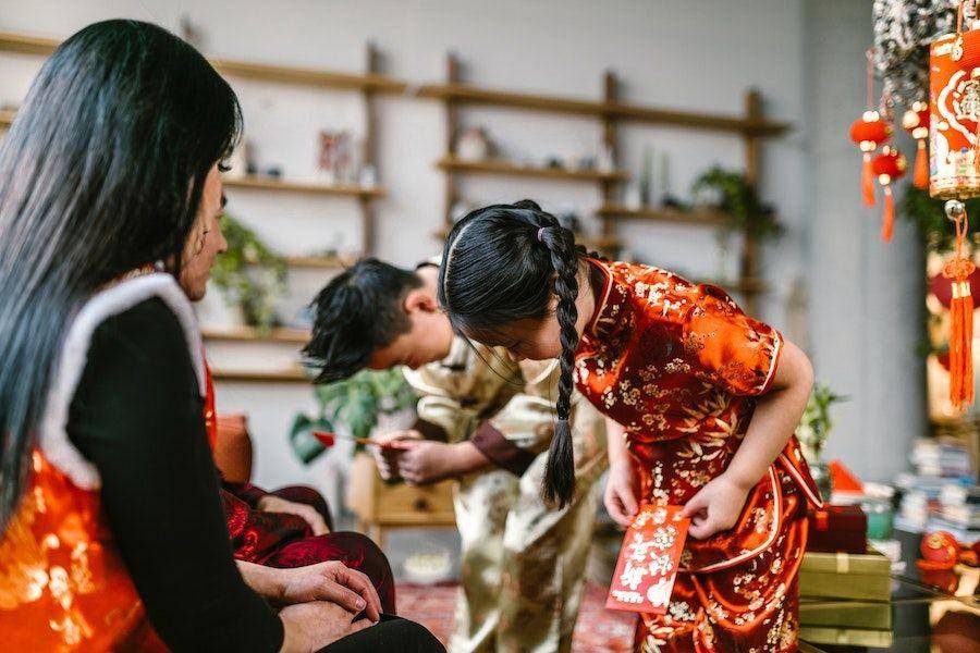 ilustrasi memberikan angpau (pexels.com/RODNAE Productions)