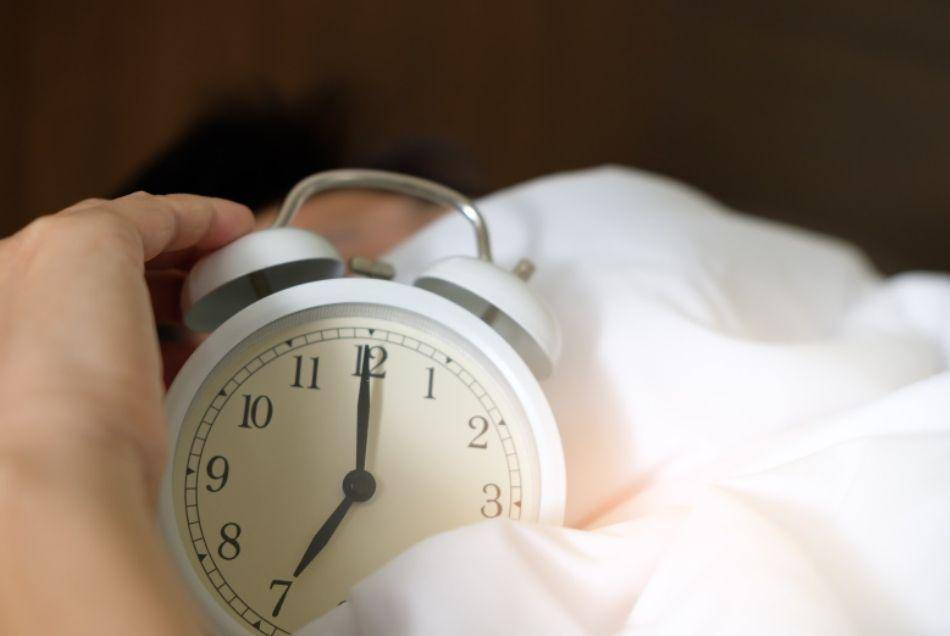 Orang cenderung mengantuk di pagi atau siang hari pada musim hujan dan dingin. (pexels.com/Acharaporn Kamornboonyarush)