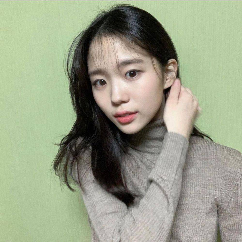 Lee So E (instagram.com/e._.soi)