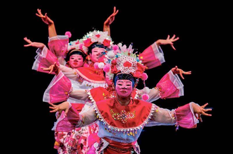 ilustrasi bermain topeng betawi (common.wikimedia/Erwin Saleh Kurniawan)
