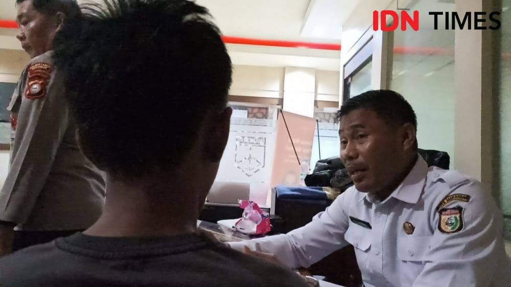 Af (18), salah satu tersangka penculikan dan pembunuhan anak umur 11 tahun saat diperiksa tim P2TP2A Makassar di Polrestabes Makassar. (Dahrul Amri/IDN Times Sulsel)