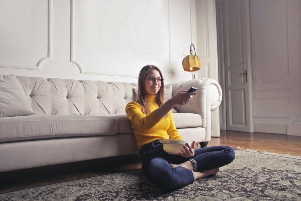 5 Tips Agar Tidak Tertidur Saat Menonton Film di Rumah