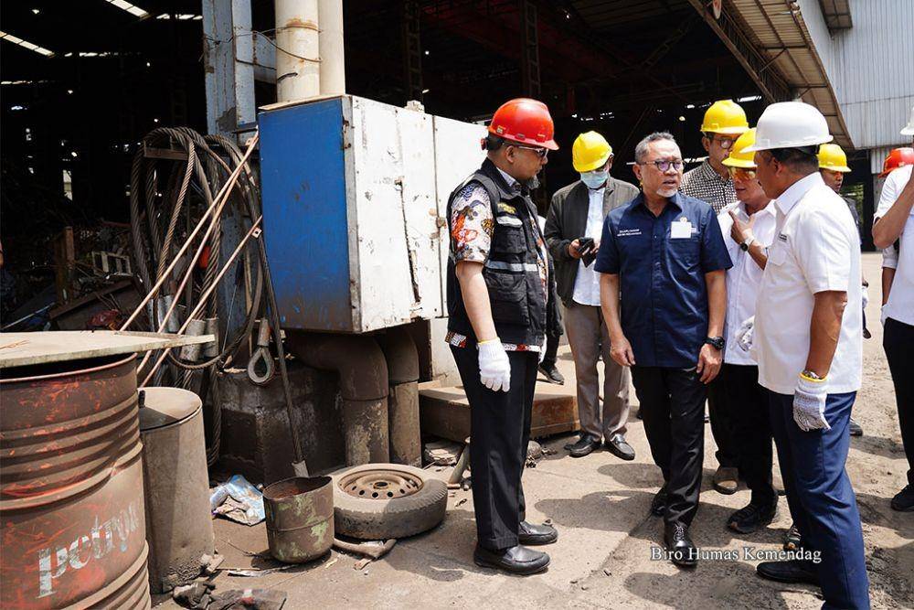 Kegiatan pemusnahan 2.302 ton produk baja tulangan beton (BjTB) karena tak memenuhi SNI. (dok. Kemendag)