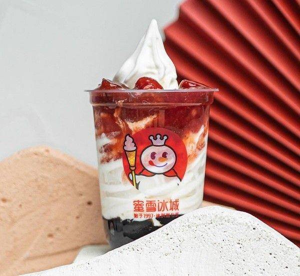 Strawberry Lucky Sundae (instagram.com/mixueriau)