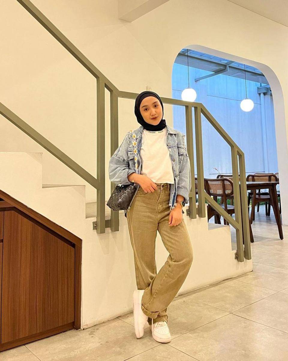 inspirasi outfit hijab simpel ala selebgram Thafanya (instagram.com/thafanyads)