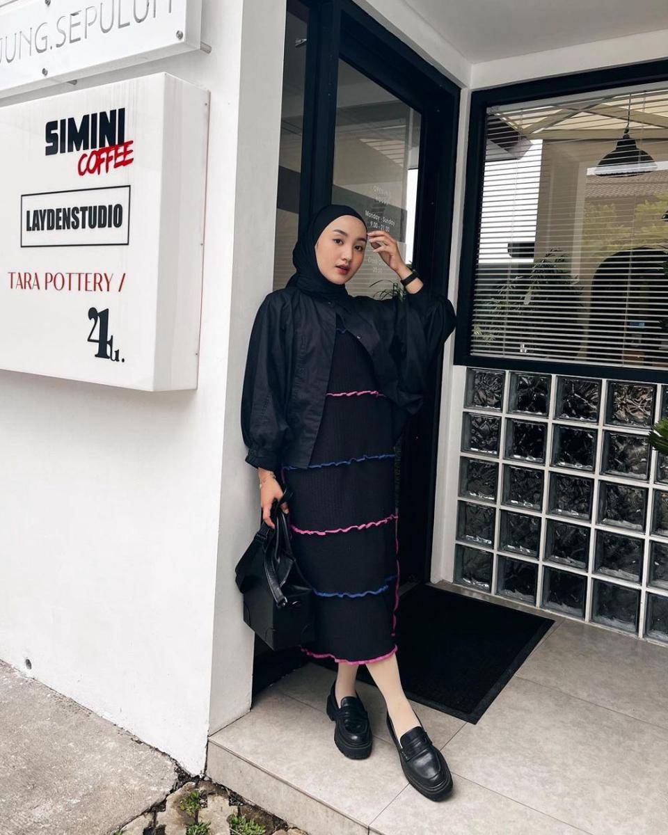 inspirasi outfit hijab simpel ala selebgram Thafanya (instagram.com/thafanyads)
