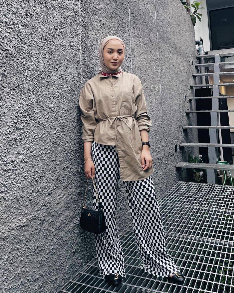 inspirasi outfit hijab simpel ala selebgram Thafanya (instagram.com/thafanyads)