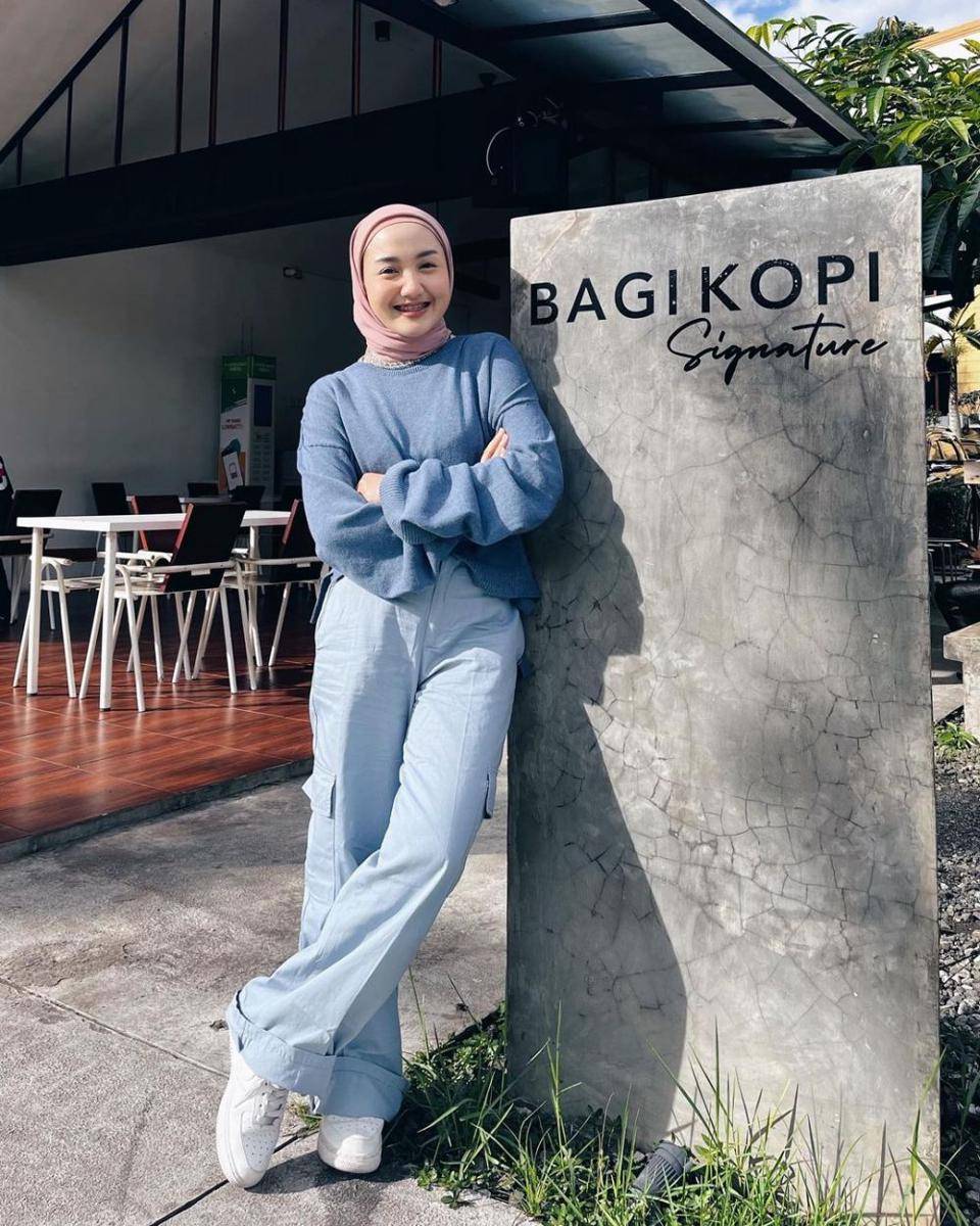 inspirasi outfit hijab simpel ala selebgram Thafanya (instagram.com/thafanyads)