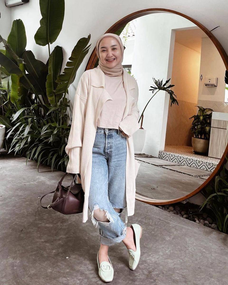 inspirasi outfit hijab simpel ala selebgram Thafanya (instagram.com/thafanyads)