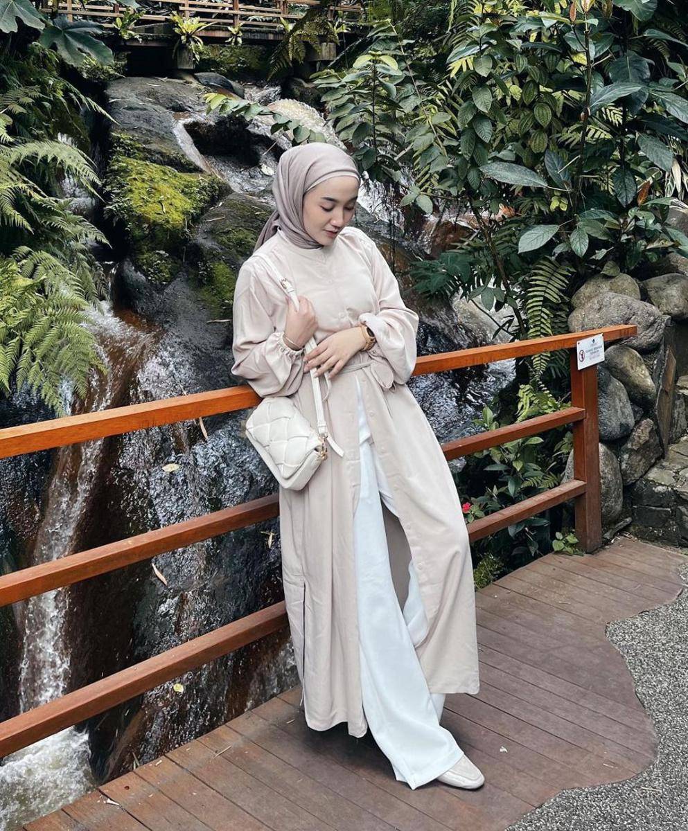 inspirasi outfit hijab simpel ala selebgram Thafanya (instagram.com/thafanyads)