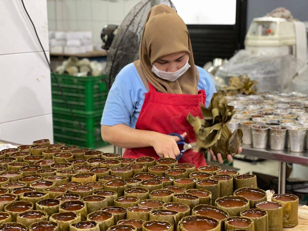Pekerja di toko kue keranjang Yek Yen Siang (Dok. Istimewa)