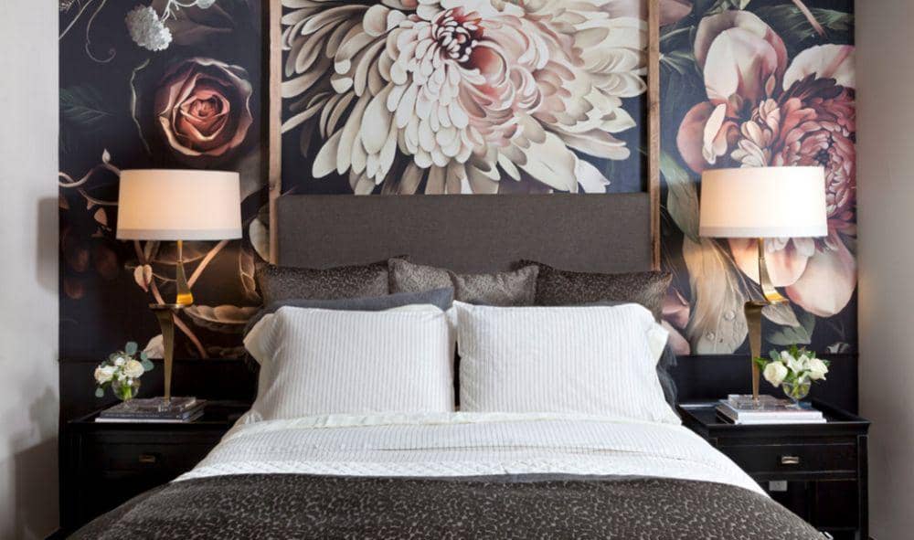 Inspirasi kamar tidur bertema floral (howtobuildahouseblog.com)