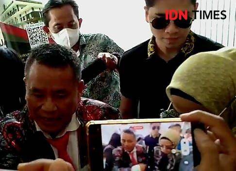 Artis Venna Melinda bersama kuasa hukumnya, Hotman Paris saat tiba di Ditreskrimum Polda Jatim, Kamis (12/1/2023). IDN Times/Ardiansyah Fajar.