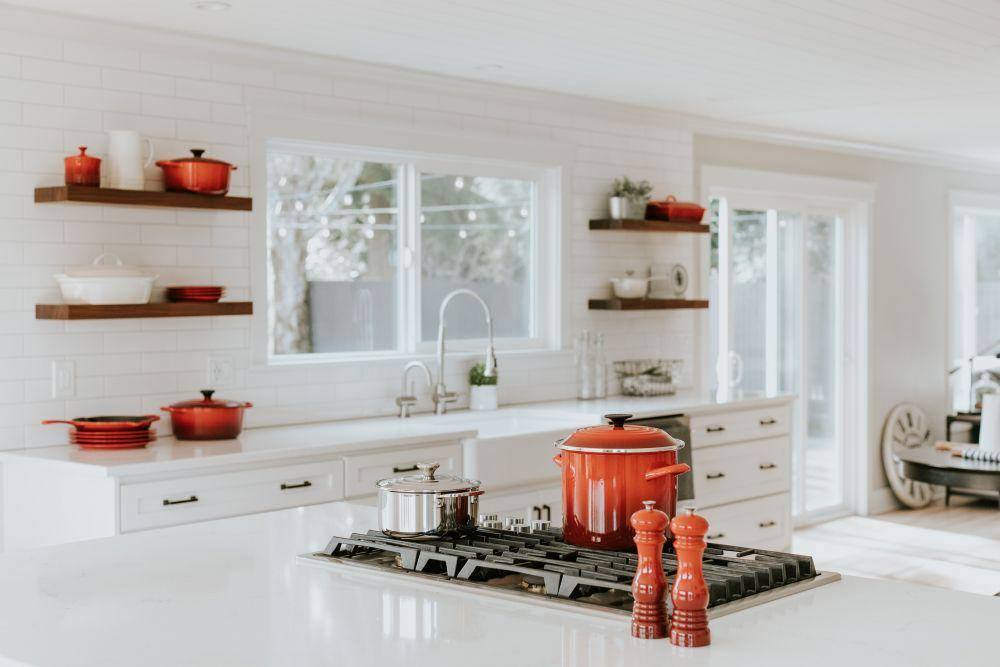 inspirasi dapur tanpa lemari kabinet dinding (unsplash.com/Becca Tapert)