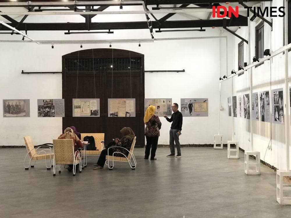 Pameran foto Ode untuk Ayah yang diadakan Firman Ichsan (kanan) di Semarang (IDN Times/Dhana Kencana)