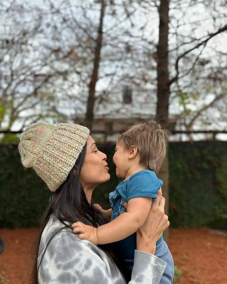 Freida Pinto dan putranya (instagram.com/freidapinto)