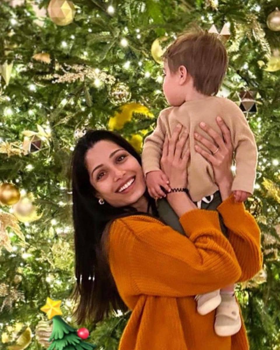 Freida Pinto dan putranya (instagram.com/freidapinto)