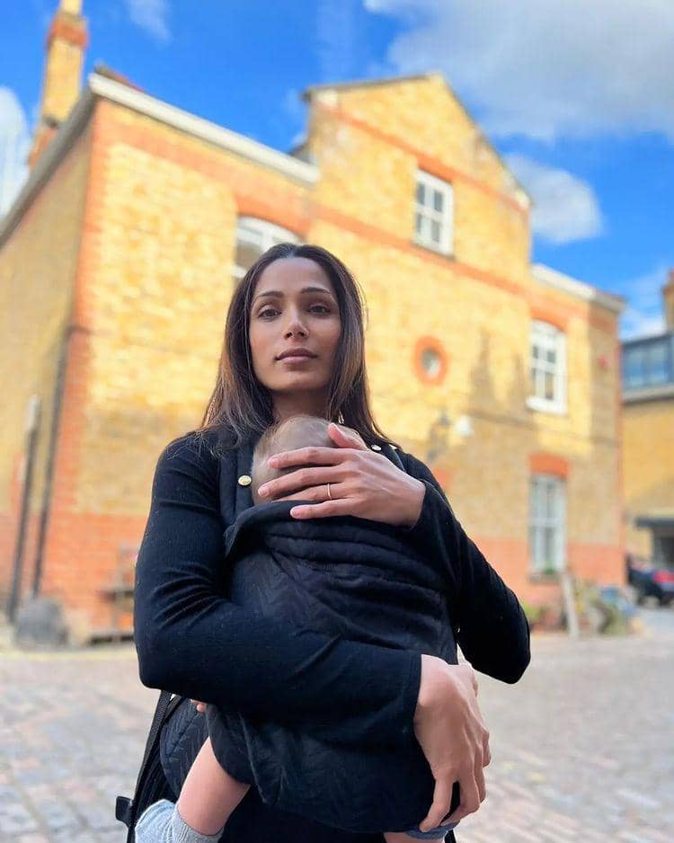 Freida Pinto dan putranya (instagram.com/freidapinto)