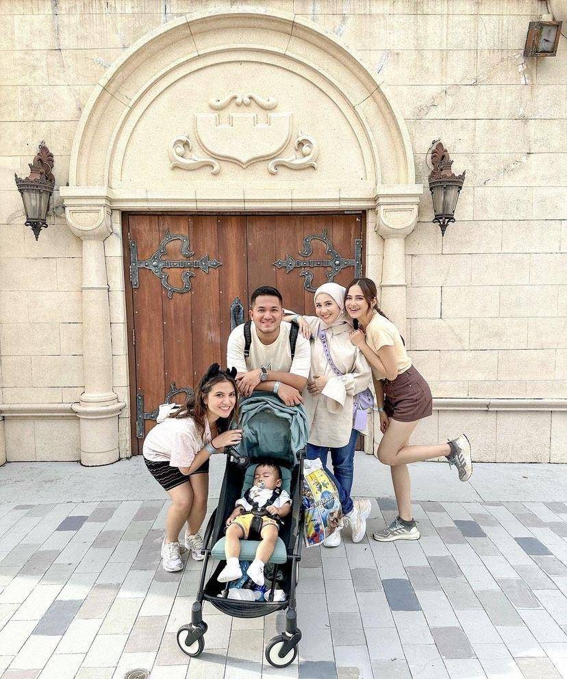 Syifa Hadju, keluarga Kesha dan Aruan Marsha di Singapura (instagram.com/syifahadjureal)