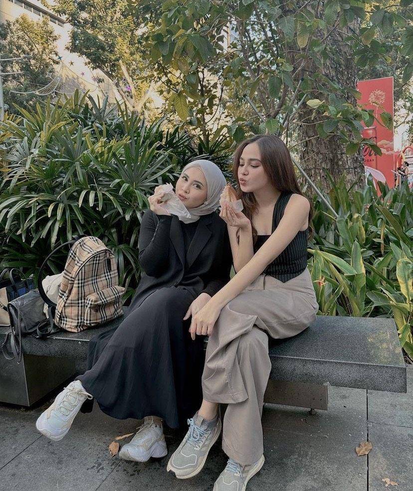 Kesha Ratuliu dan Syifa Hadju di Singapura (instagram.com/kesharatuliu05)