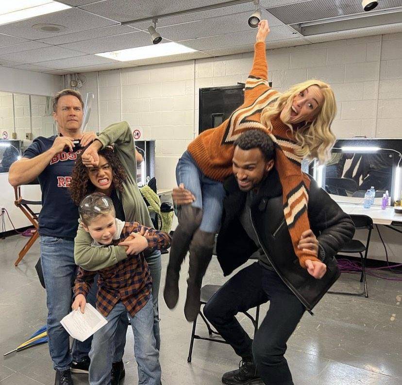 potret di balik layar pemain Ginny & Georgia S2 (instagram.com/debrajfisher)