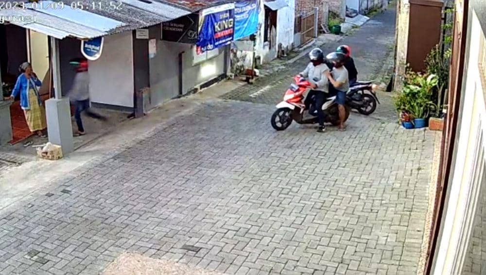 Detik-detik perampok Nenek Jami. (Dok. Humas Polres Malang)