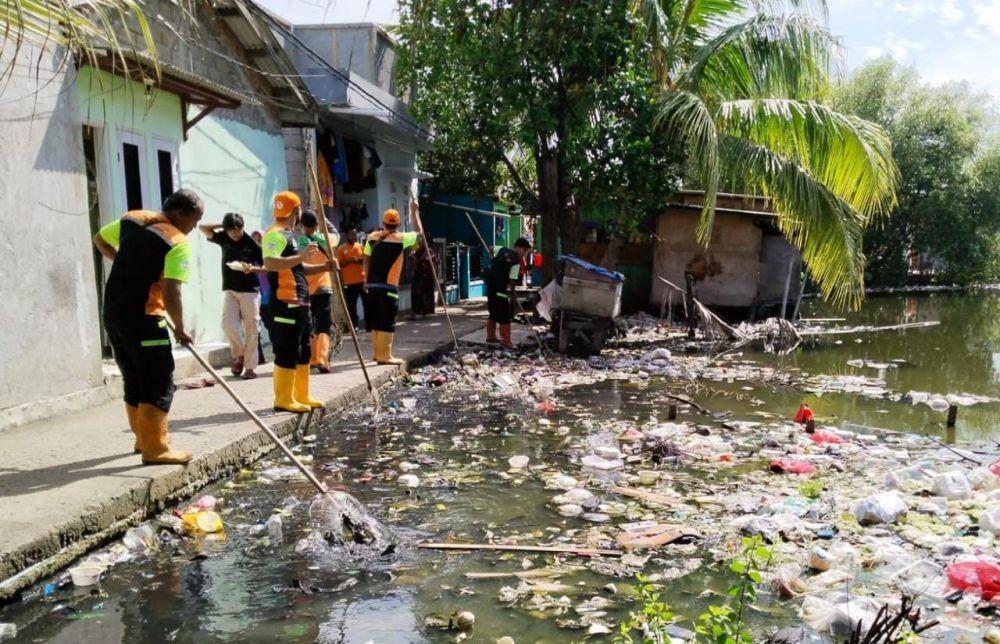 Warga Cilincing Sengaja Buang Sampah ke Empang untuk Jadi Bahan Uruk