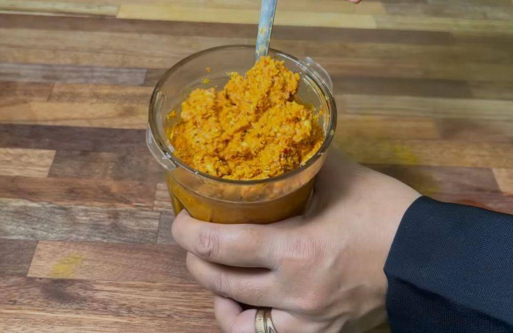 ilustrasi menghaluskan bumbu (youtube.com/Ceceromed Kitchen)