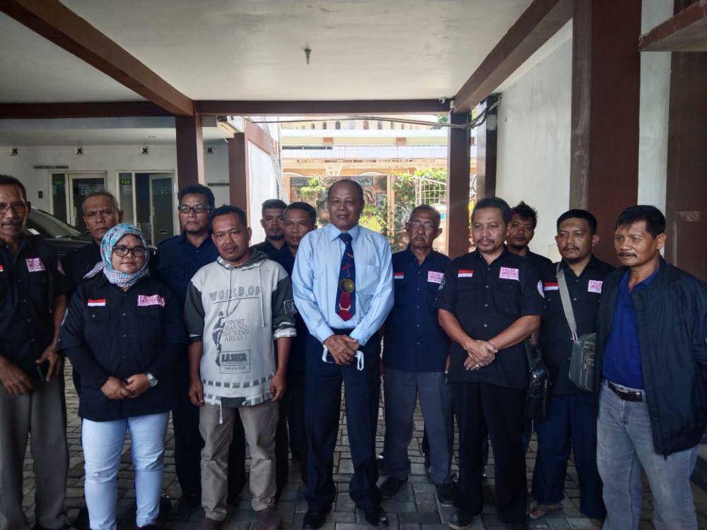 Wasis Iswoyo dan tim kuasa hukum Atoilah. (IDN Times/Rizal Adhi Pratama)