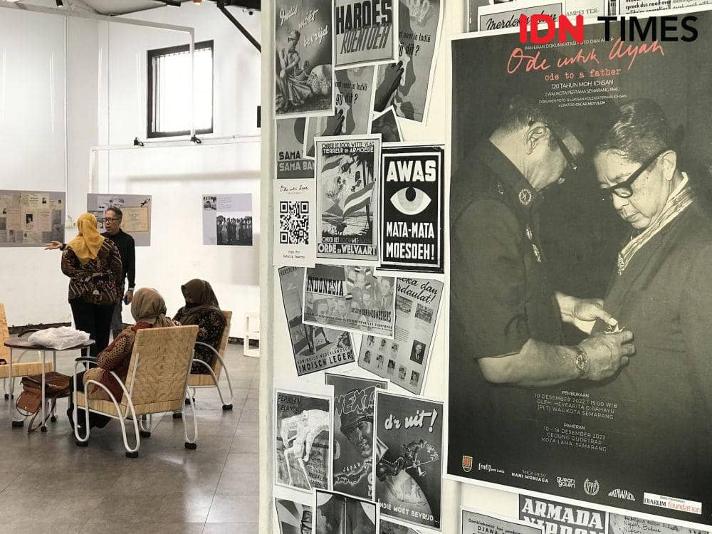 Pameran foto Ode untuk Ayah yang diadakan Firman Ichsan (kedua kiri) di Semarang (IDN Times/Dhana Kencana)