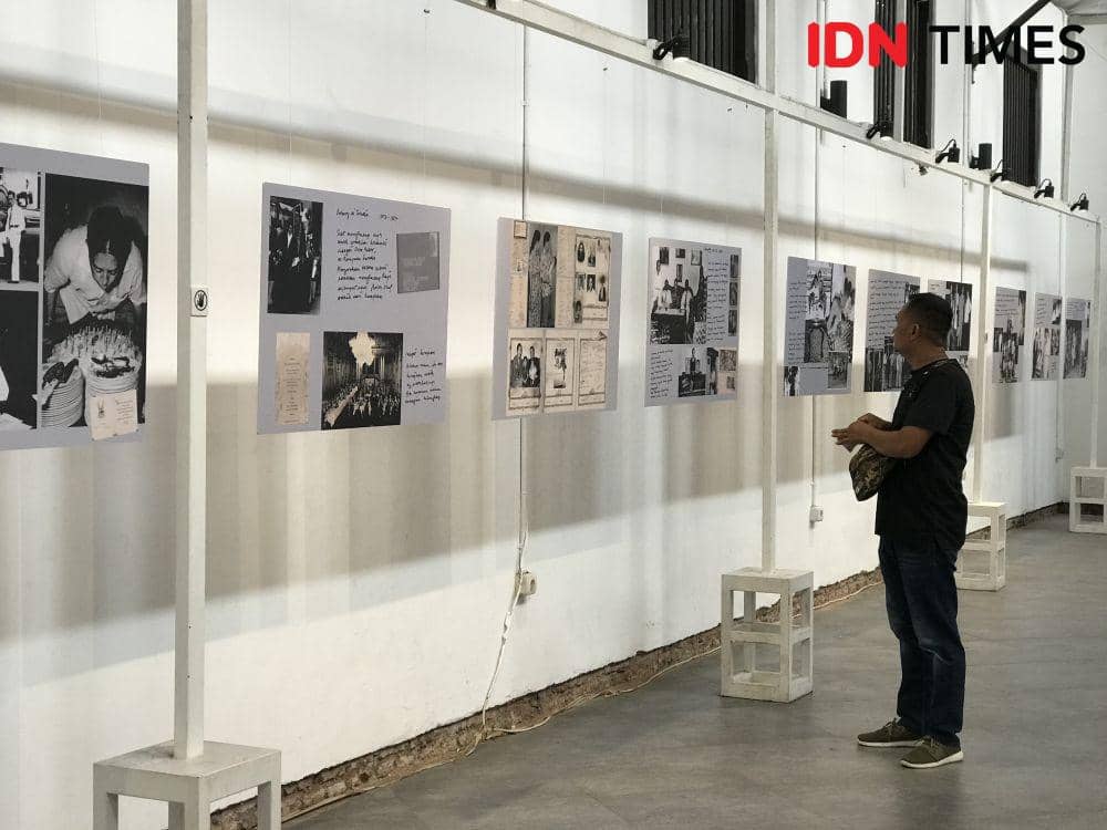 Pengunjung melihat pameran foto Ode untuk Ayah yang diadakan Firman Ichsan di Semarang (IDN Times/Dhana Kencana)