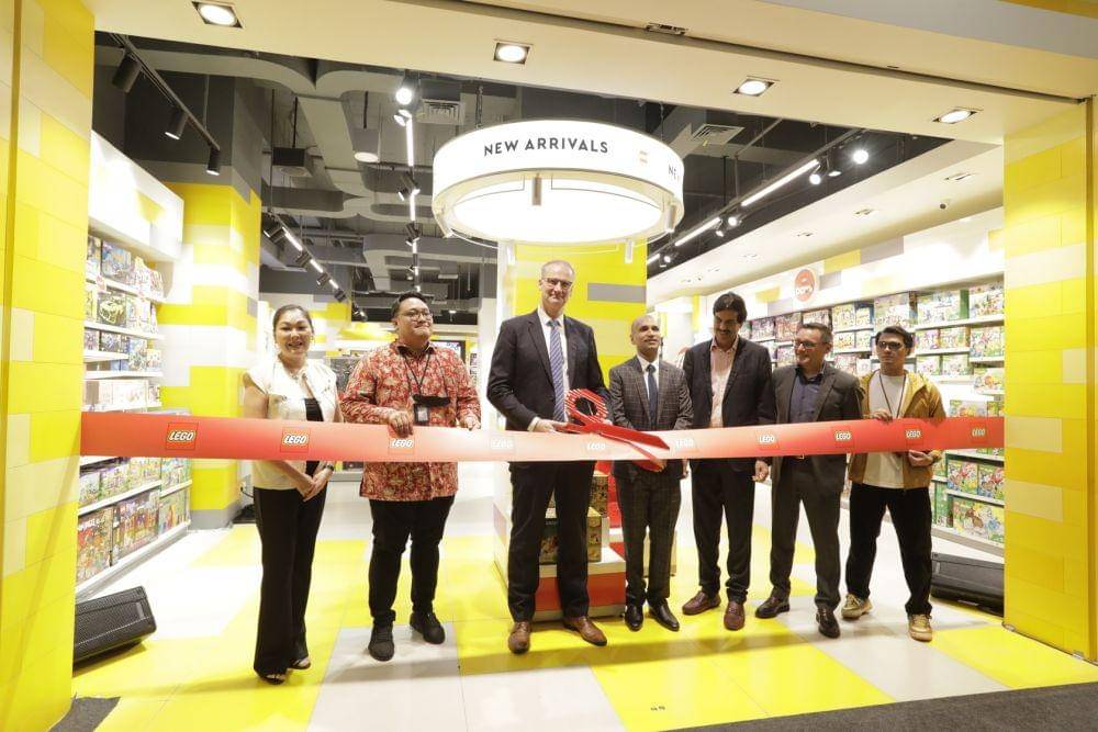 Ivy Wong, Mr. Ahmad Faisal Suralaga, H.E. Lars Bo Larsen, Rohan Mathur, V.P. Sharma, Nicholas Jones, Ricky Harun. Dok. The LEGO Company